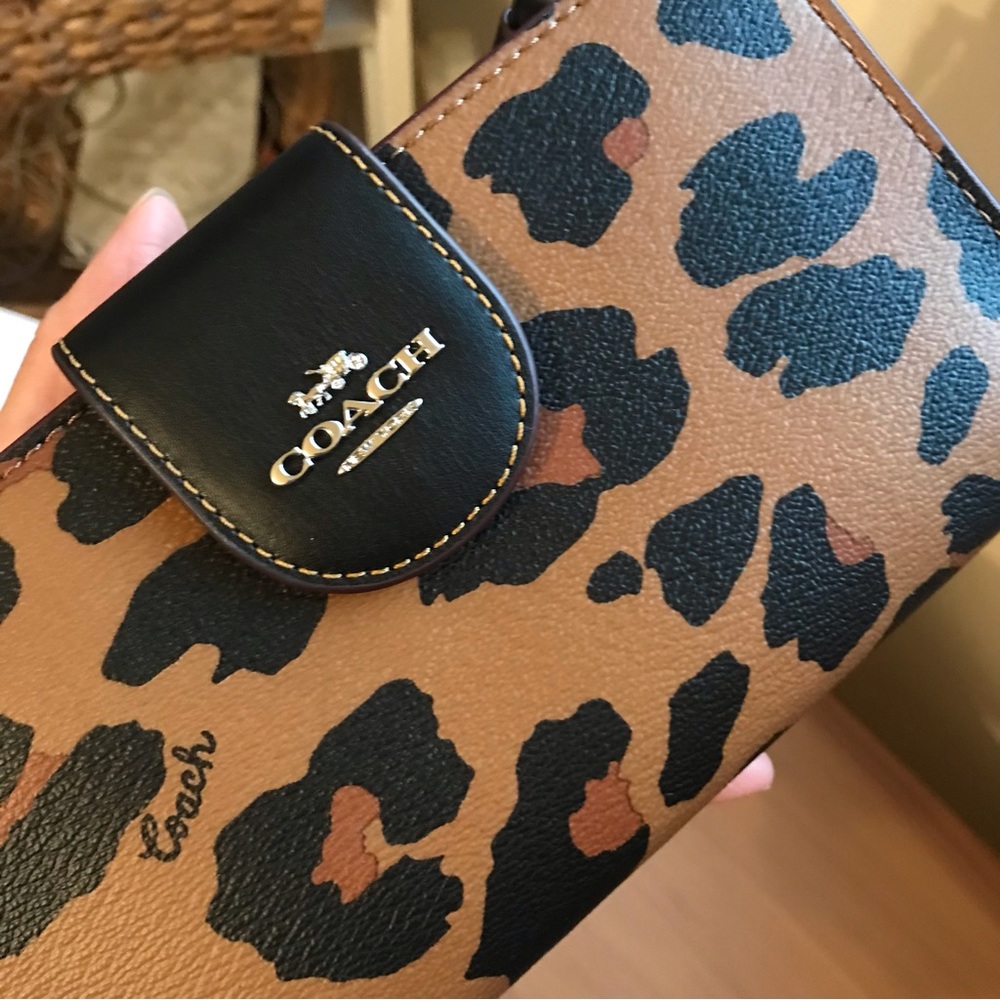 🥰 Coach Tech Wallet With Leopard Print And Signature Canvas Interior - Picture 7 of 10